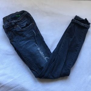 DISTRESSED DENIM JEANS